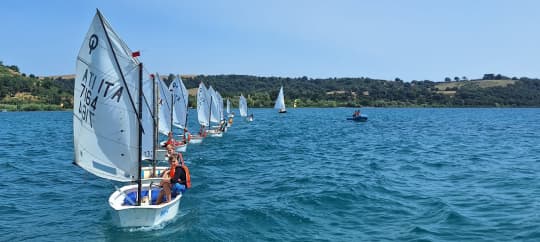 Bambini in barca a vela Optimist a trevignano sul lago di Bracciano