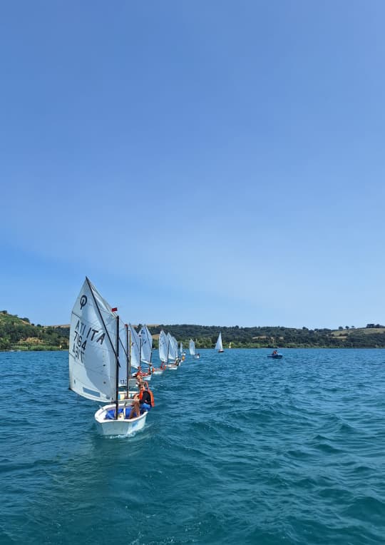 bambini in navigazione su optimist al centro estivo vela bracciano 2024